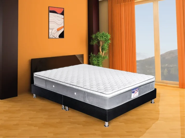 Colchón Basic Eurotop en dormitorio con pared naranja vibrante