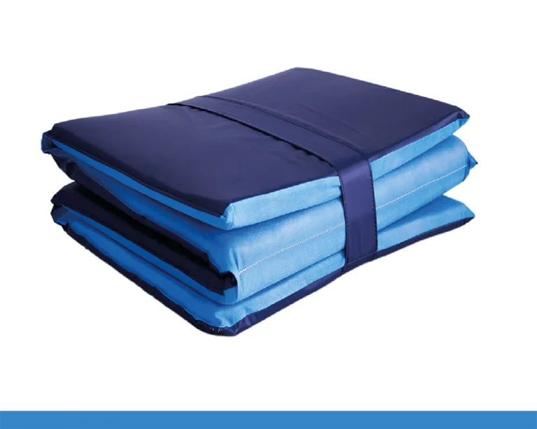 Colchonetas plegables azules apiladas con correas de sujeción