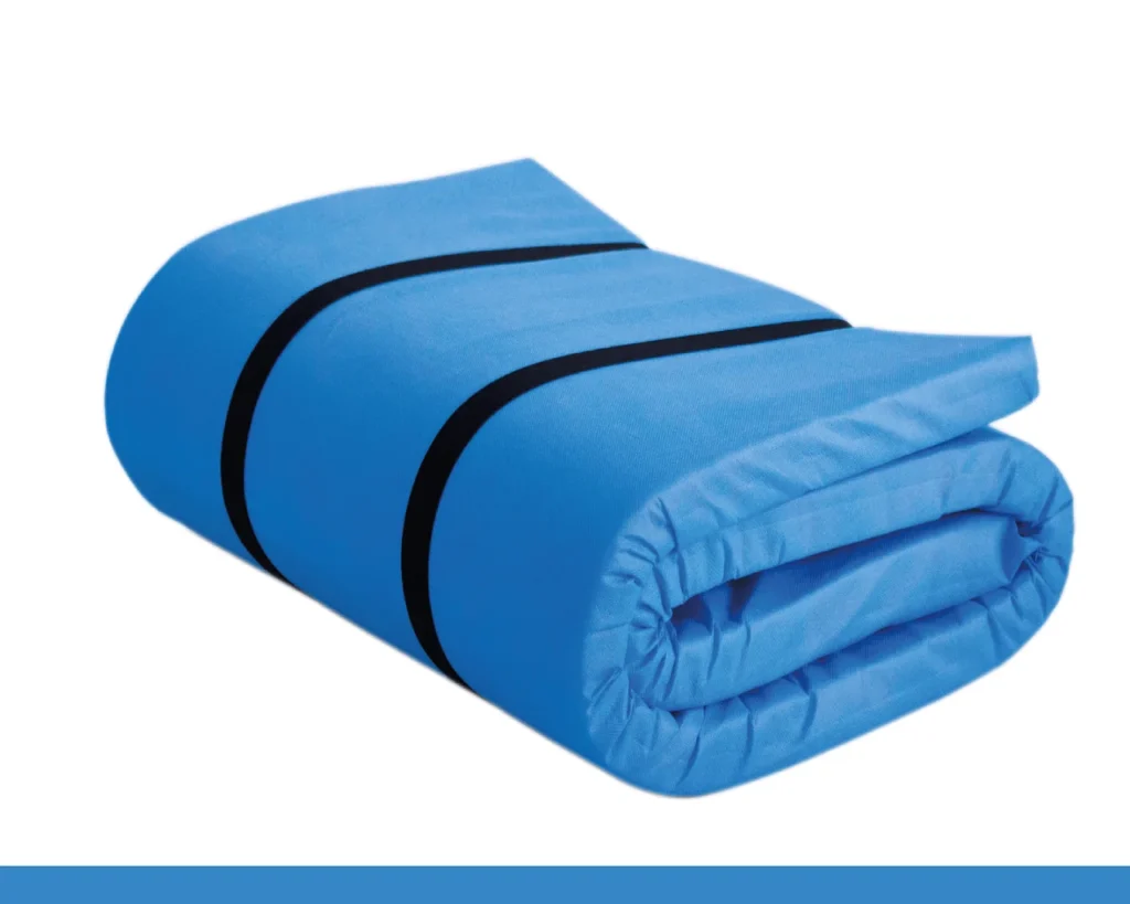 Colchoneta enrollable azul con correas negras para fácil transporte