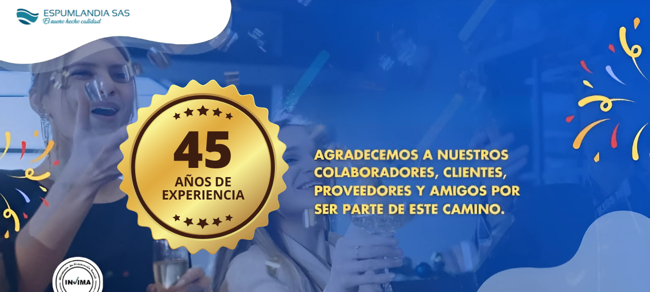 Representante de ESPUMLANDIA SAS con productos de espuma